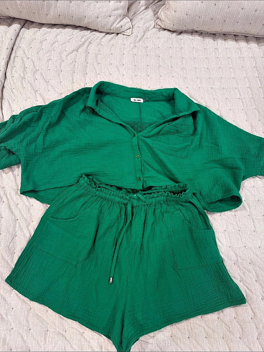 day + moon bright Green Shorts Set